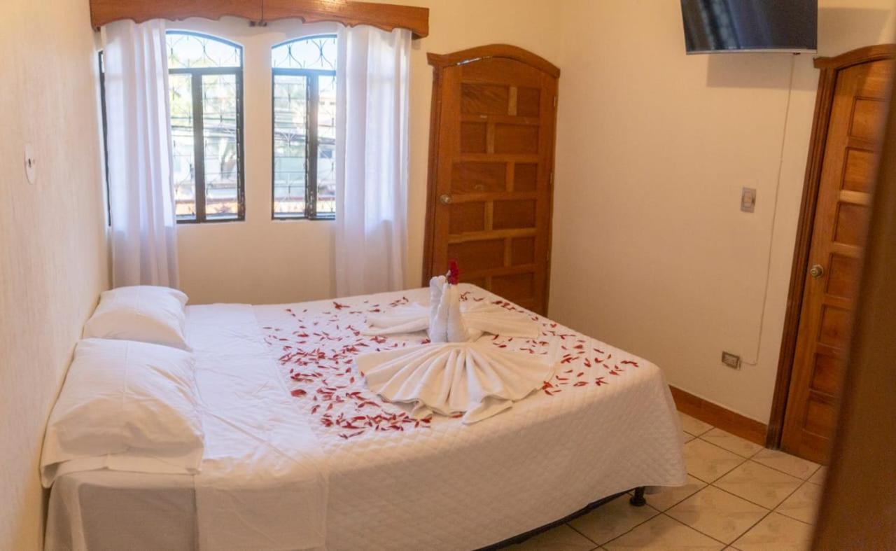 Hotel Los Manantiales Panajachel Buitenkant foto
